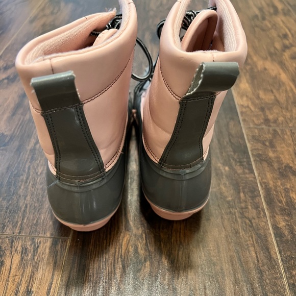 YoKids Duck Boots. Excellent, like new condition. Size 5 youth. - Picture 3 of 4